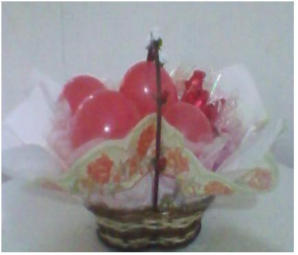 cesta de aniversário com balões de festa 30 itens 65,00